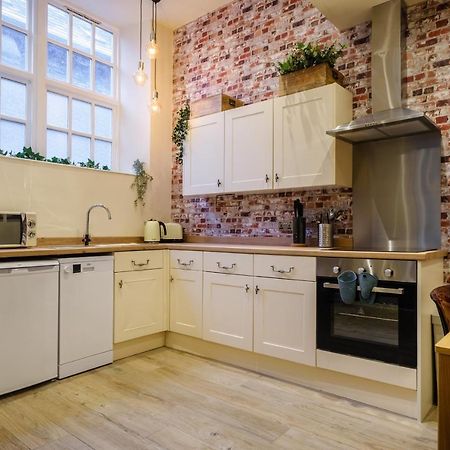 Flat 2, The Old Antiques Warehouse - Free Off-Site Health Club Access With Pool, Sauna, Steam Room & Gym Bowness-on-Windermere Exterior foto